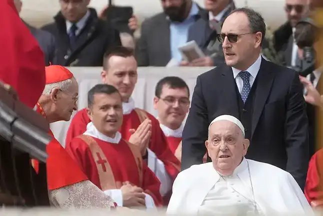 Papa Francisco se da un baño de multitudes al saludar a fieles y religiosos