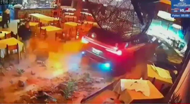 Auto se estrella contra lujoso restaurante en La Molina y atropella a dos comensales: imágenes muestran el terrible momento