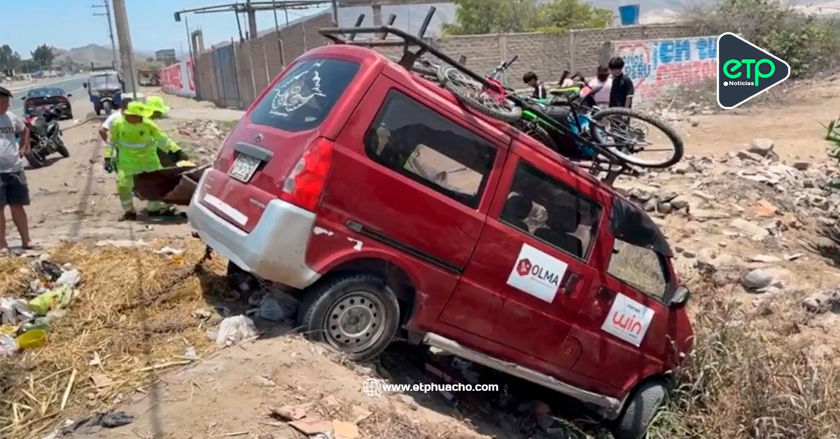 Huaral: Familia se salva de milagro tras despiste de minivan en la Panamericana Norte