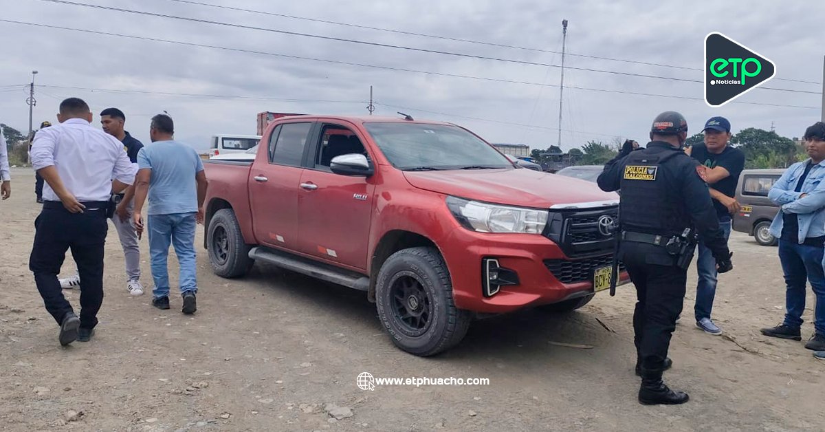 VÉGUETA: Policía recupera camioneta robada tras intensa persecución en Medio Mundo
