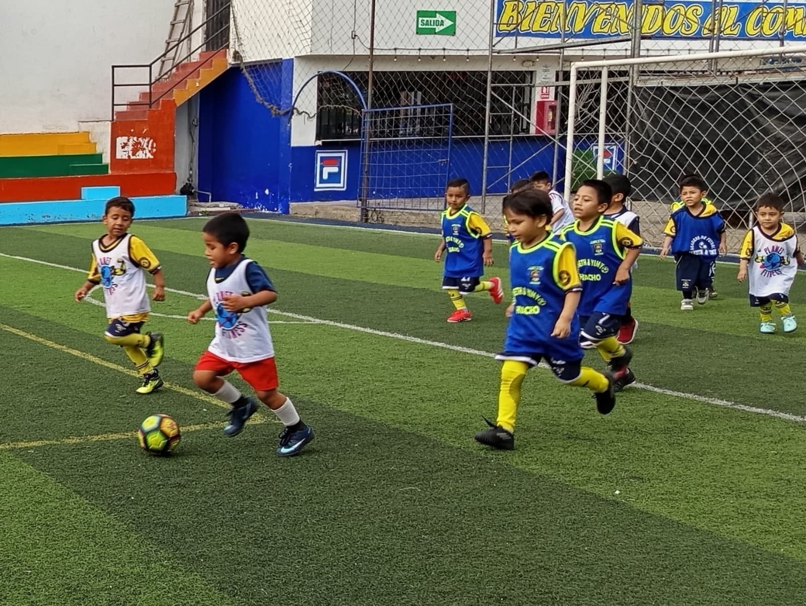 Redondos apuesta por el desarrollo infantil con escuela de fútbol y vóley en Santa María